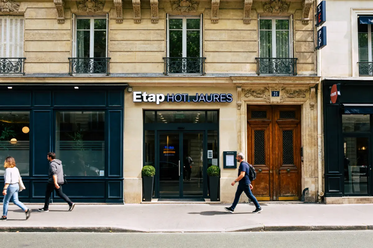 Façade de l'hôtel Etap Hotel Jaurès Paris avec passants sur le trottoir