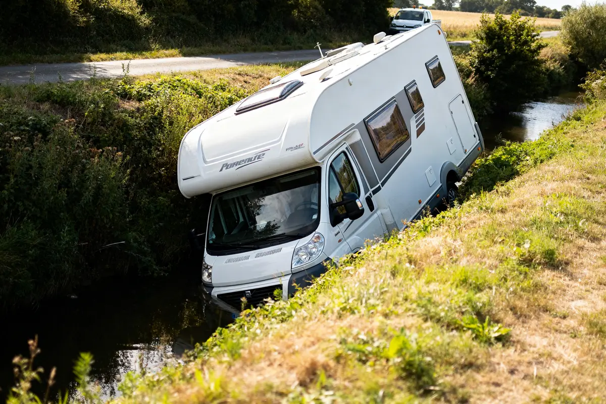 Camping-car accidenté dans un fossé près de Saint-Méloir-des-Ondes en pleine journée
