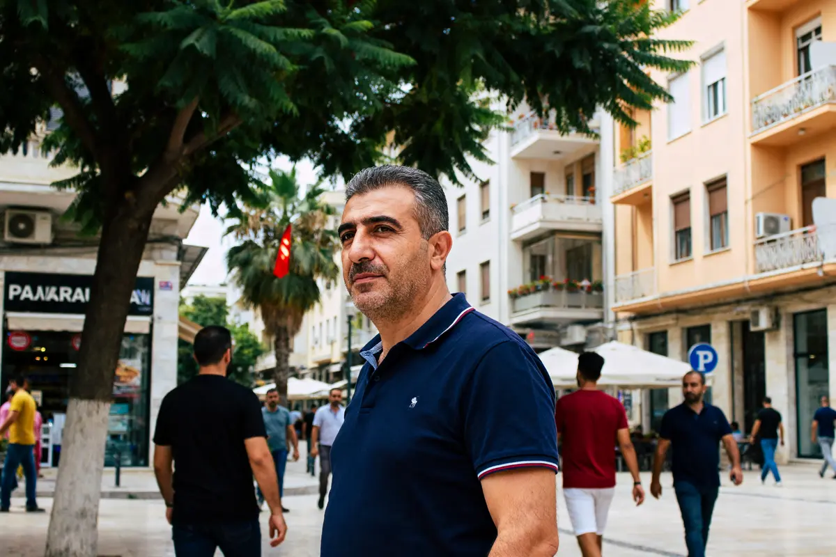 Homme marchant dans une rue animée à Tirana, la capitale de l'Albanie